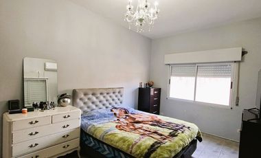 CASA 7 AMB. COCHERA. PATIO C/PARRILLA EN VENTA