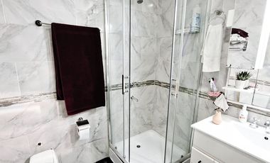 CASA 7 AMB. COCHERA. PATIO C/PARRILLA EN VENTA