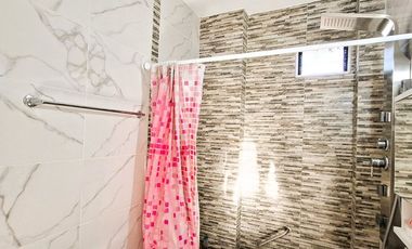 CASA 7 AMB. COCHERA. PATIO C/PARRILLA EN VENTA