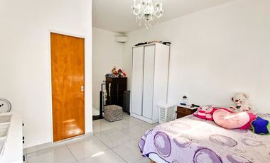 CASA 7 AMB. COCHERA. PATIO C/PARRILLA EN VENTA