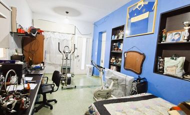 CASA 7 AMB. COCHERA. PATIO C/PARRILLA EN VENTA