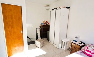 CASA 7 AMB. COCHERA. PATIO C/PARRILLA EN VENTA