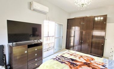 CASA 7 AMB. COCHERA. PATIO C/PARRILLA EN VENTA