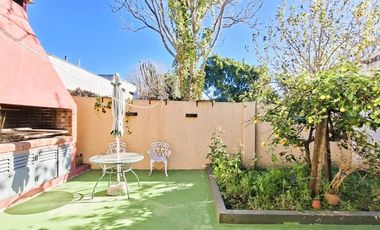 CASA 7 AMB. COCHERA. PATIO C/PARRILLA EN VENTA