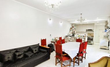 CASA 7 AMB. COCHERA. PATIO C/PARRILLA EN VENTA