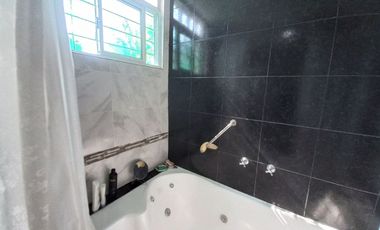 CASA 7 AMB. COCHERA. PATIO C/PARRILLA EN VENTA