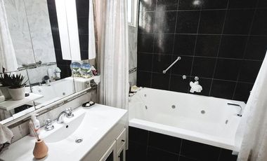 CASA 7 AMB. COCHERA. PATIO C/PARRILLA EN VENTA