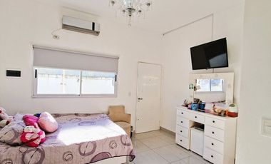 CASA 7 AMB. COCHERA. PATIO C/PARRILLA EN VENTA