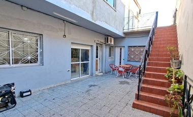 CASA 7 AMB. COCHERA. PATIO C/PARRILLA EN VENTA