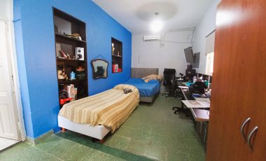 CASA 7 AMB. COCHERA. PATIO C/PARRILLA EN VENTA