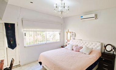 CASA 7 AMB. COCHERA. PATIO C/PARRILLA EN VENTA