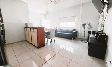 CASA 7 AMB. COCHERA. PATIO C/PARRILLA EN VENTA