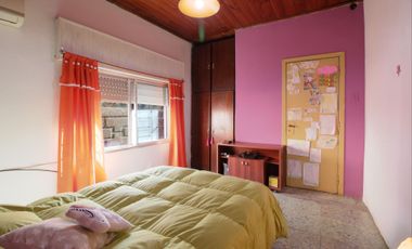 Casa en venta 4 ambientes con parque Luis Guillón