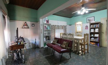 Casa en venta 4 ambientes con parque Luis Guillón