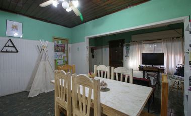Casa en venta 4 ambientes con parque Luis Guillón