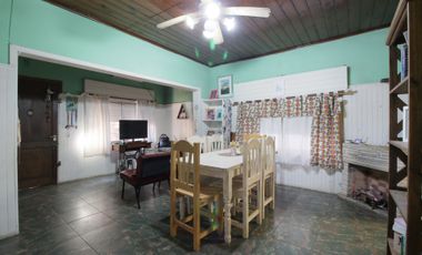 Casa en venta 4 ambientes con parque Luis Guillón