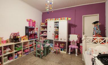 Casa en venta 4 ambientes con parque Luis Guillón