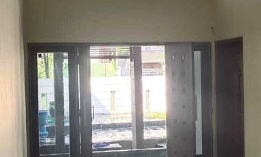 Disewakan Rumah Second Terawat di area dekat Mayjen Sungkono, Surabaya