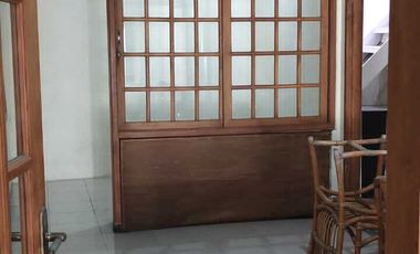 Disewakan Rumah Second Terawat di area dekat Mayjen Sungkono, Surabaya