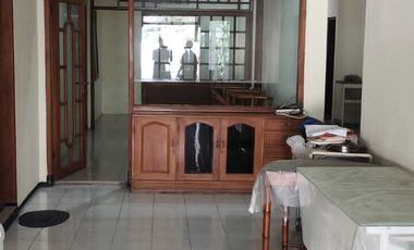 Disewakan Rumah Second Terawat di area dekat Mayjen Sungkono, Surabaya