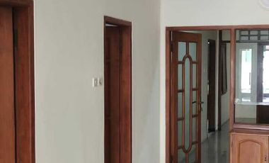 Disewakan Rumah Second Terawat di area dekat Mayjen Sungkono, Surabaya