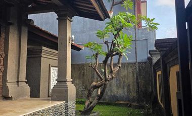 Rumah style Bali yang kokoh di area Sesetan