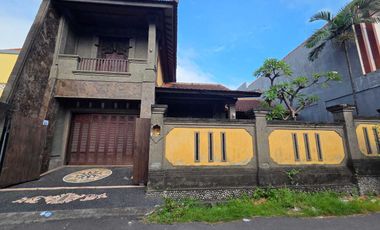 Rumah style Bali yang kokoh di area Sesetan