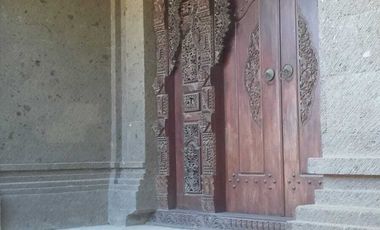 Rumah style Bali yang kokoh di area Sesetan