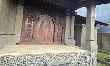 Rumah style Bali yang kokoh di area Sesetan