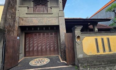 Rumah style Bali yang kokoh di area Sesetan