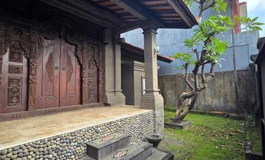Rumah style Bali yang kokoh di area Sesetan