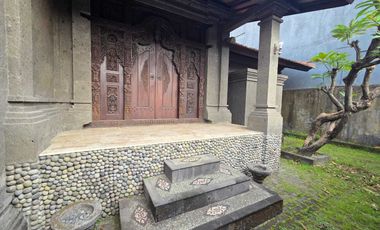 Rumah style Bali yang kokoh di area Sesetan