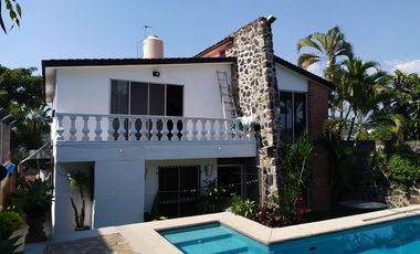 Casa sola con 4 recamaras con alberca en Burgos Cuernavaca, Temixco, Mor.
