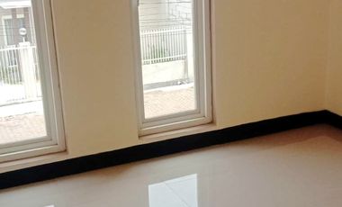 DISEWAKAN RUMAH BARU GRESS 2 LANTAI  ALANA CEMANDI, SEDATI, SIDOARJO