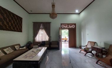 Rumah Mewah Luas Klasik Jati di Tengah Kota Solo