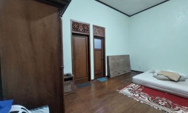 Rumah Mewah Luas Klasik Jati di Tengah Kota Solo