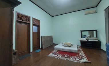 Rumah Mewah Luas Klasik Jati di Tengah Kota Solo