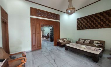 Rumah Mewah Luas Klasik Jati di Tengah Kota Solo