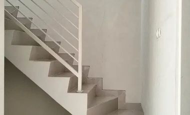 disewakan murah rumah 2 lantai ada carport Puri Safira Menganti