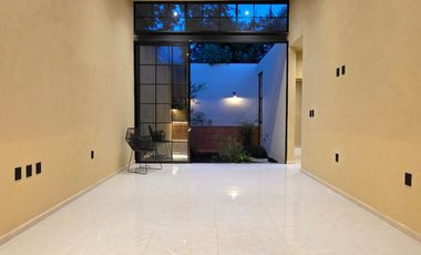 CASA EN VENTA 1 PLANTA, 3 RECÁMARAS, 2 BAÑOS, COCHERA PARA 2 AUTOS