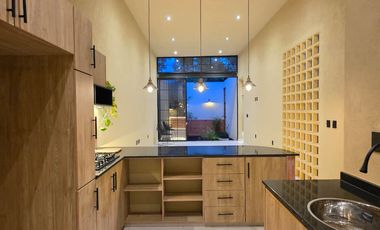 CASA EN VENTA 1 PLANTA, 3 RECÁMARAS, 2 BAÑOS, COCHERA PARA 2 AUTOS