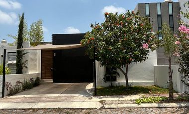 CASA EN VENTA 1 PLANTA, 2 RECÁMARAS, 2 BAÑOS, COCHERA PARA 1 AUTO