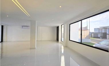 Vendo Casa, Urbanización Marina Blue,  con amplia area social.