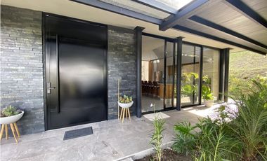 CASA MODERNA EN PARCELACIÓN EL RETIRO SMG