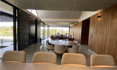 CASA MODERNA EN PARCELACIÓN EL RETIRO SMG