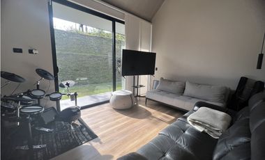 CASA MODERNA EN PARCELACIÓN EL RETIRO SMG