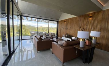 CASA MODERNA EN PARCELACIÓN EL RETIRO SMG