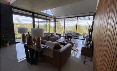 CASA MODERNA EN PARCELACIÓN EL RETIRO SMG