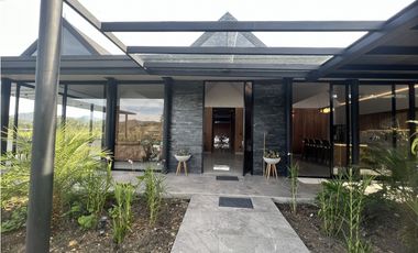 CASA MODERNA EN PARCELACIÓN EL RETIRO SMG