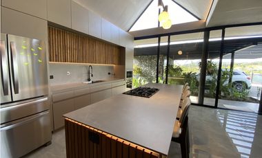 CASA MODERNA EN PARCELACIÓN EL RETIRO SMG